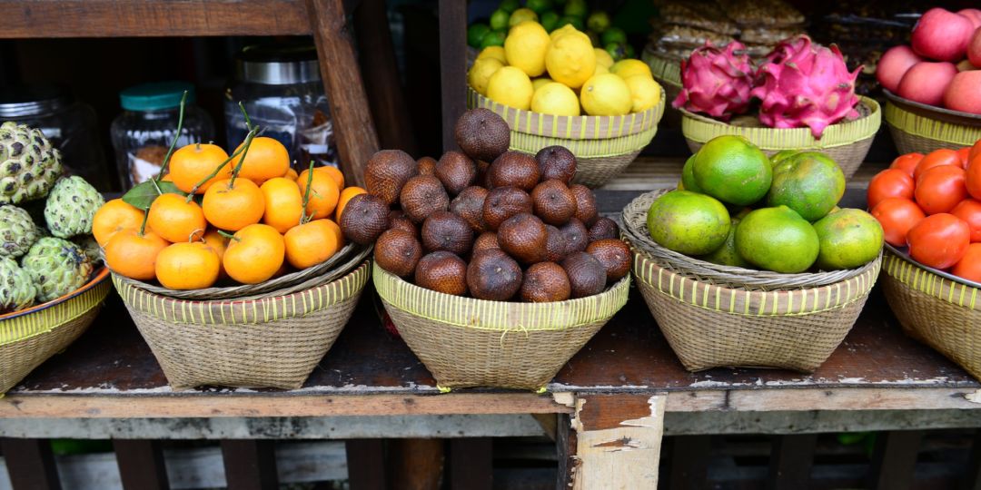 Körber diverser Früchte auf einem Markt