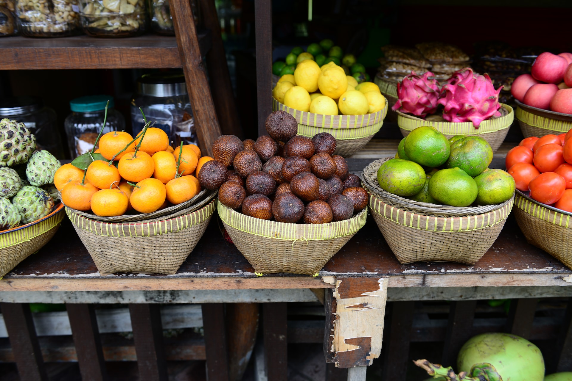 Körber diverser Früchte auf einem Markt